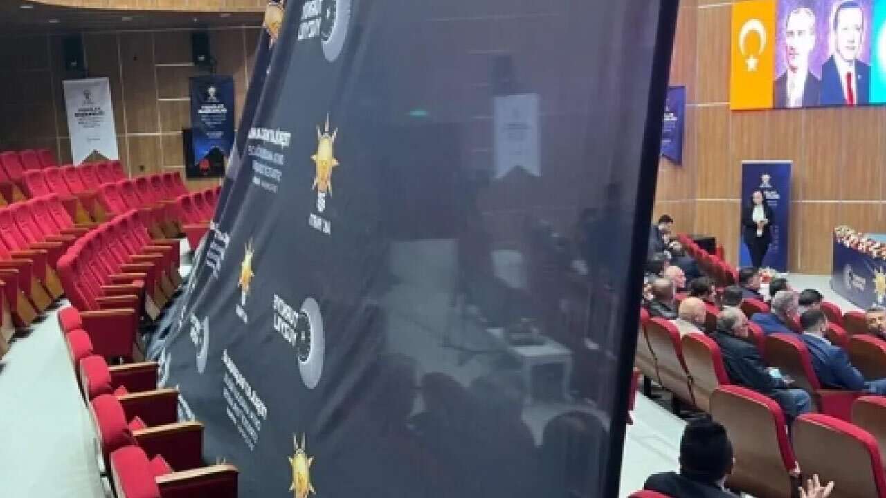 AK Partililer boş salonu gizlemek için resmen icat çıkardı!