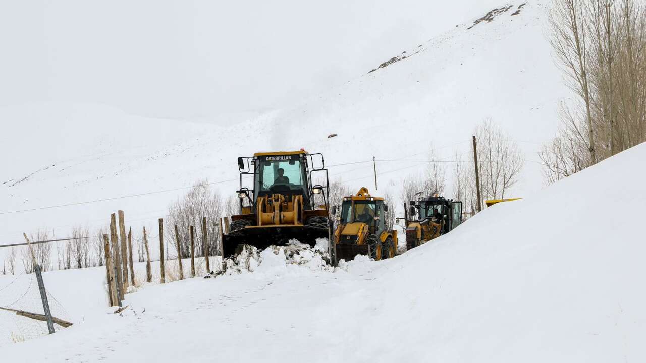 Van'da kar yağışı: 54 yerleşim yerine ulaşım sağlanamıyor