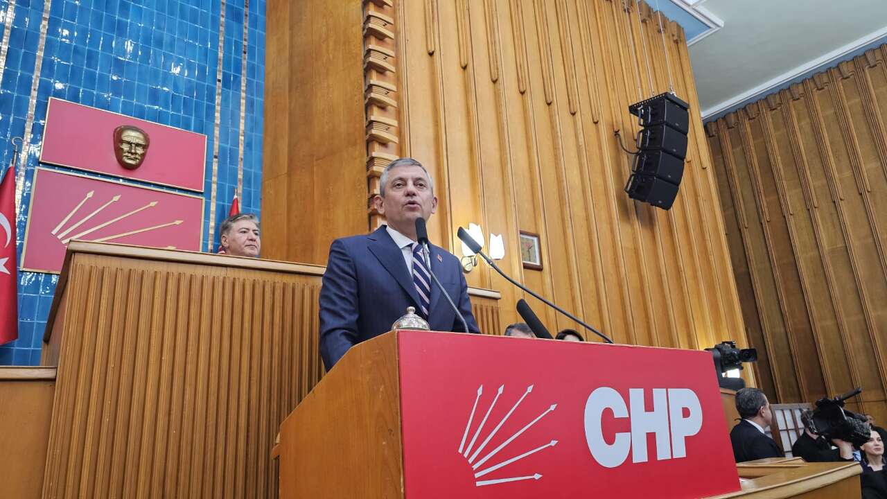 Özgür Özel grup toplantısında konuşuyor