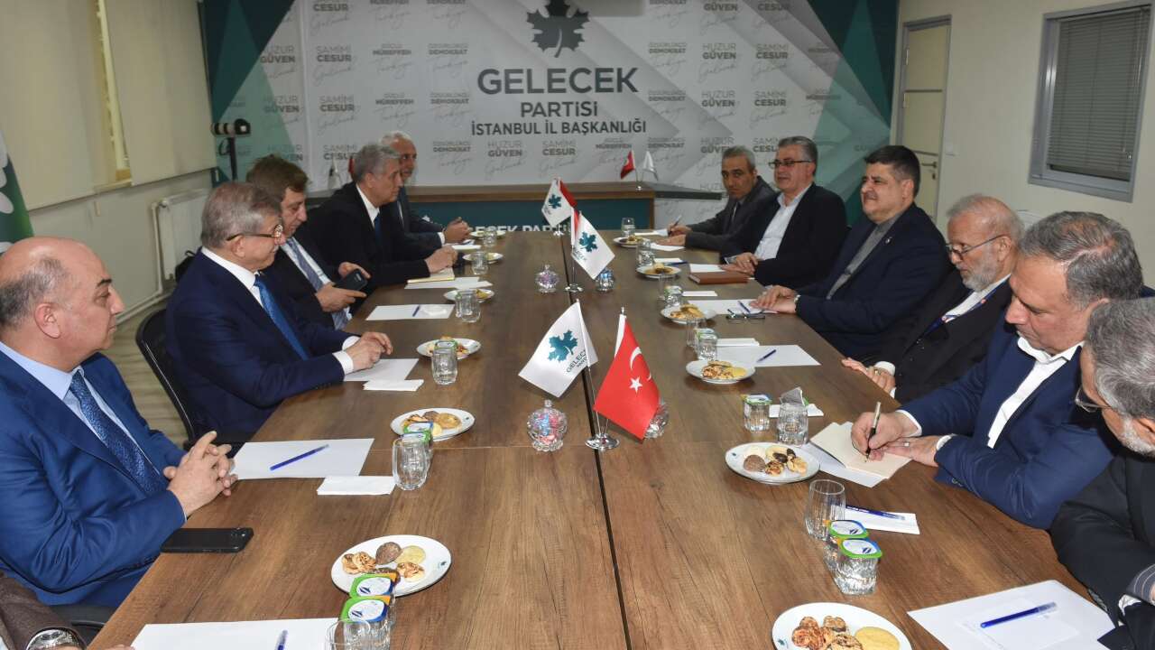 Ahmet Davutoğlu, İran heyetiyle görüştü