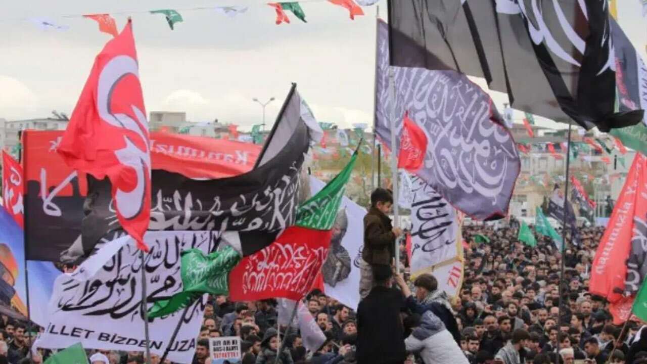 Hizbullahçılar hilafet bayraklarıyla meydanlara indi!
