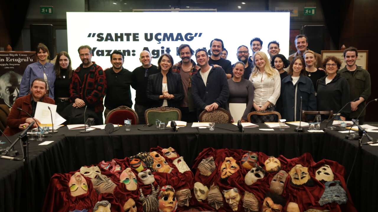 Dekor yok, kostüm yok, makyaj yok: Muhsin Ertuğrul Sahnesi’ne davetlisiniz