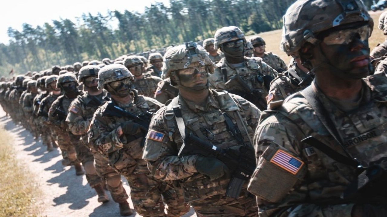 Trump 'savaş bitecek' demişti: 6 bin askerli dev gemi yola çıktı