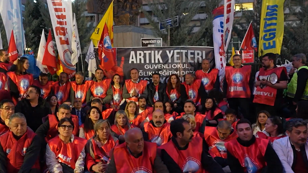 Eğitim emekçilerinden MEB önüne çağrı: Gece nöbetine başladılar