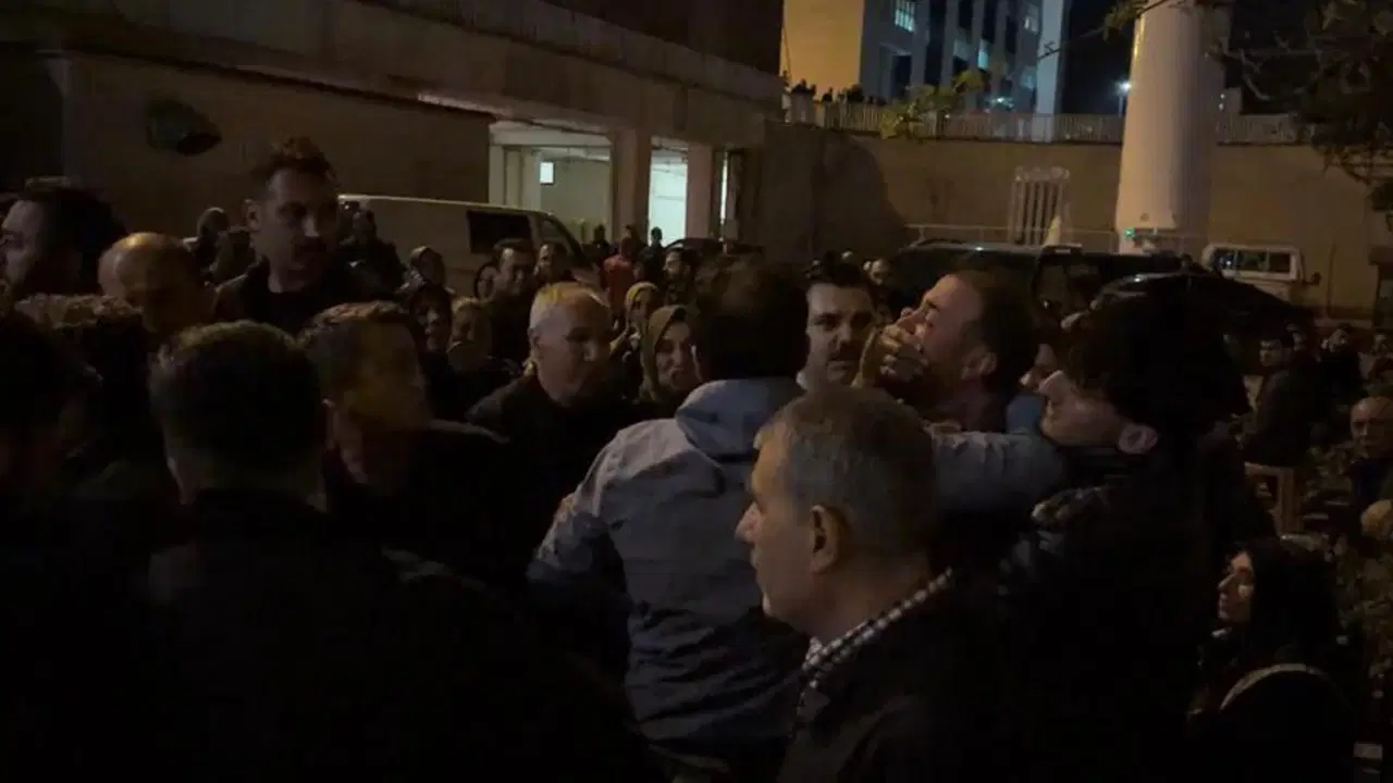 Vali Ünlüer'e cenaze yakınlarından tepki: Korumalarından gazetecilere müdahale!