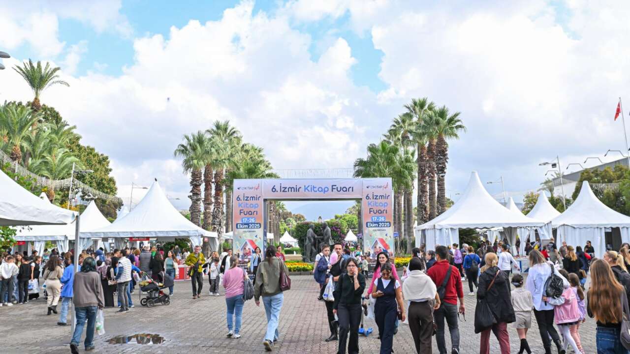 Onur konuğu Oya Baydar: İzmir Kitap Fuarı kapılarını açıyor