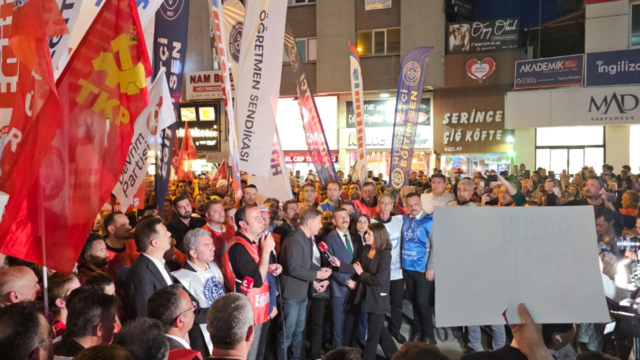 Ankara’da 'Yaşam Nöbeti': Öğretmenler barikatları aşıp MEB'e yürüdü