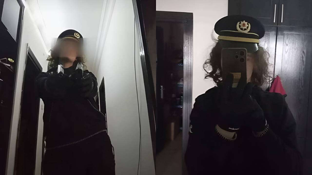 Babasının polis şapkası ve iki silahıyla ayna karşısında pozlar!