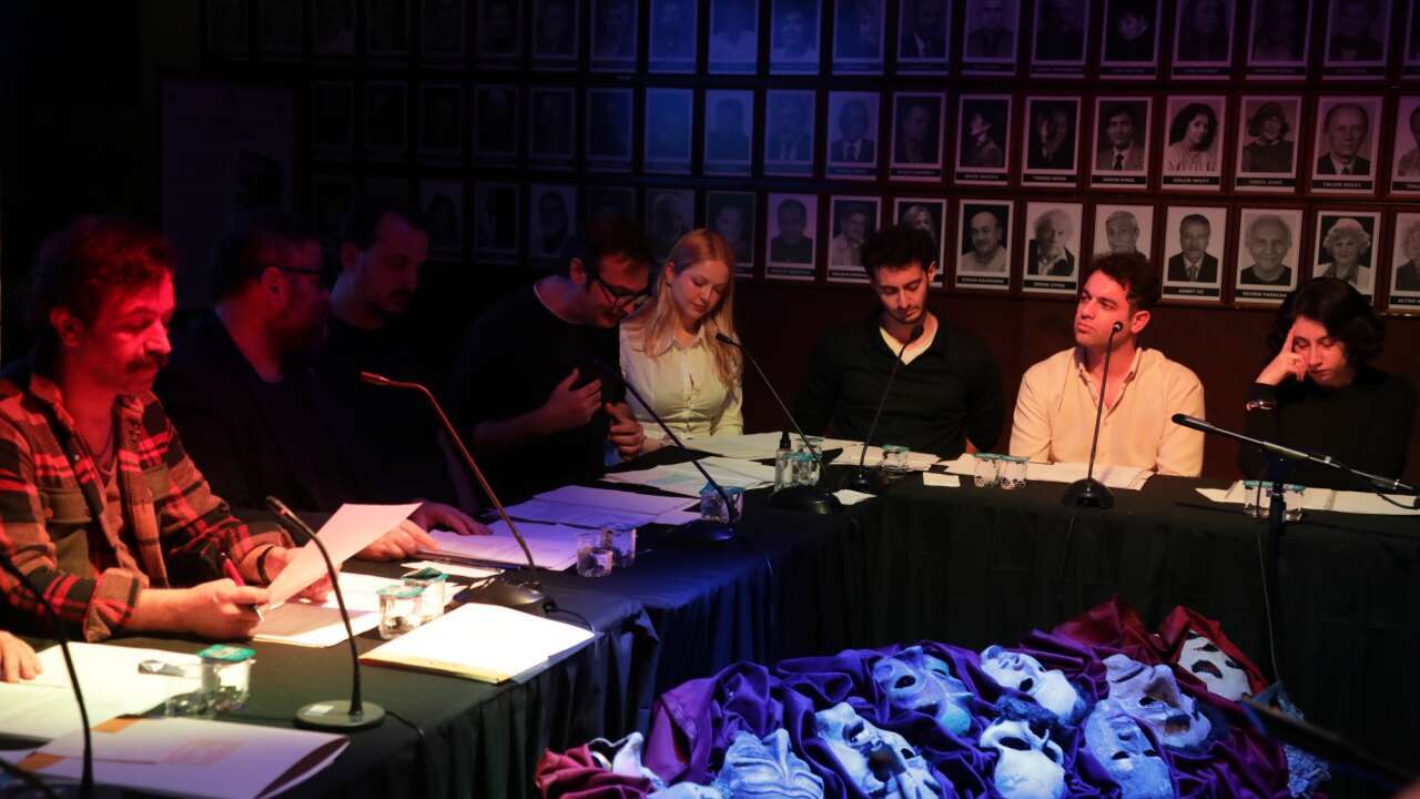 Muhsin Ertuğrul okumaları sürüyor: sahnede “Paslı Raylar Korosu”