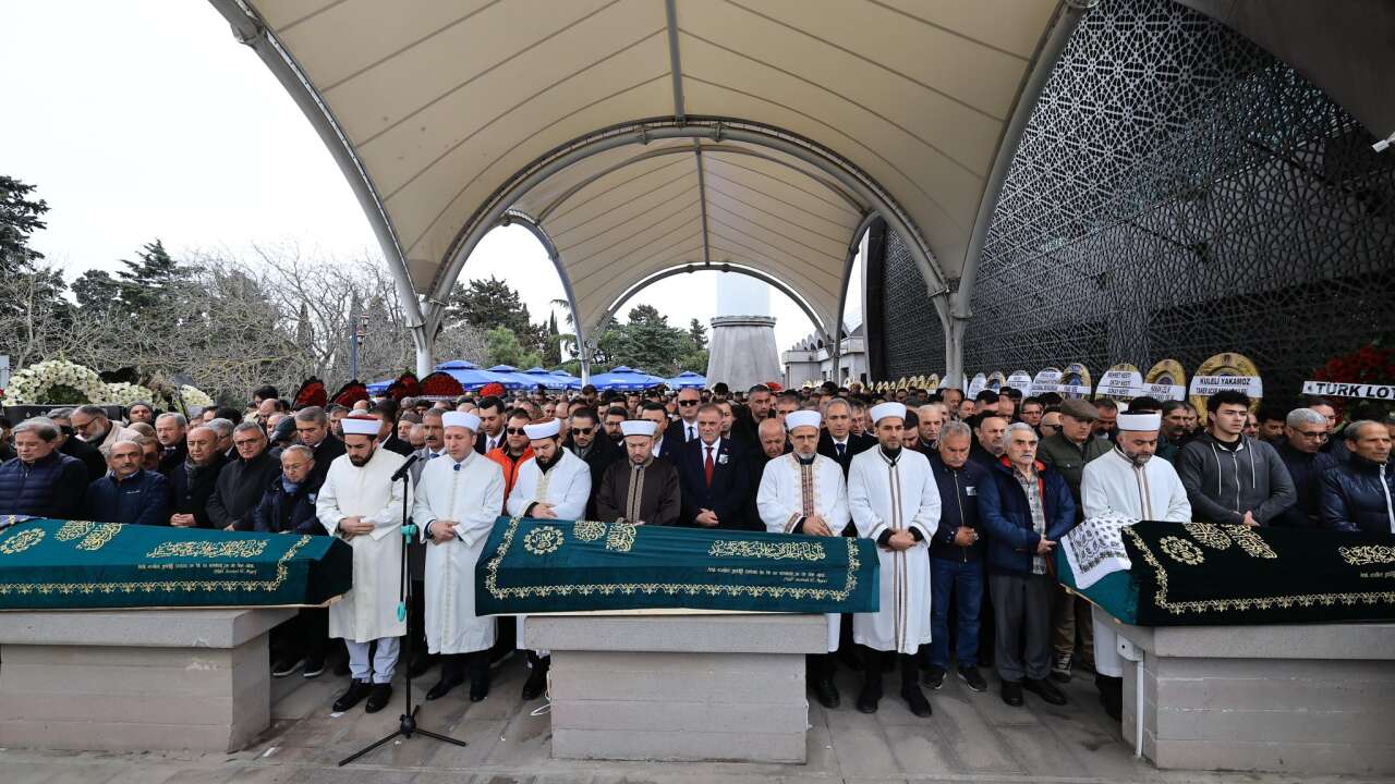 Sinem Dedetaş'ın babası son yolculuğuna uğurlandı