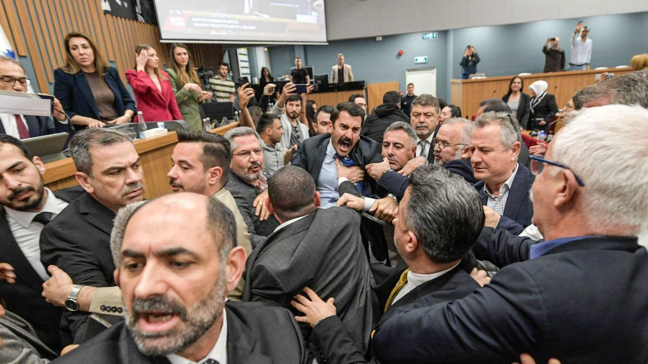 İzmir Meclisi'nde yumruk yumruğa kavga: CHP'li ve AK Partili üyeler birbirine girdi