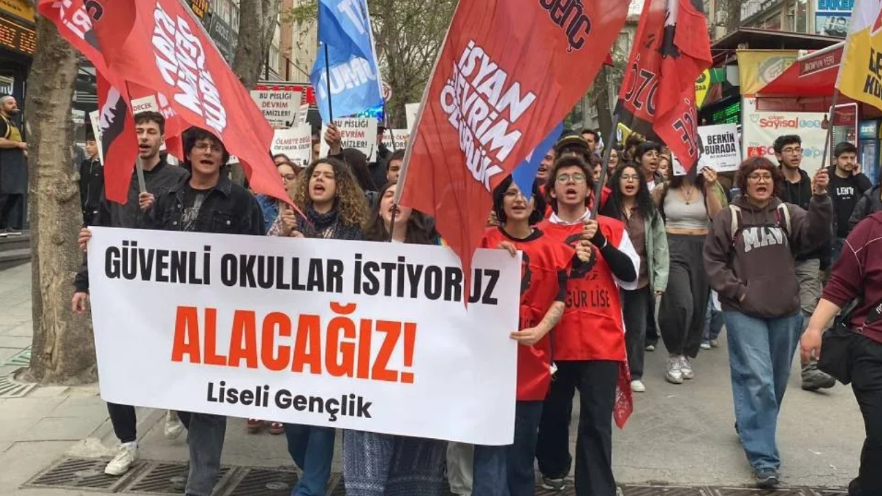 Liselilerden MEB’e yürüyüş: "Okullarımızda can güvenliği istiyoruz"