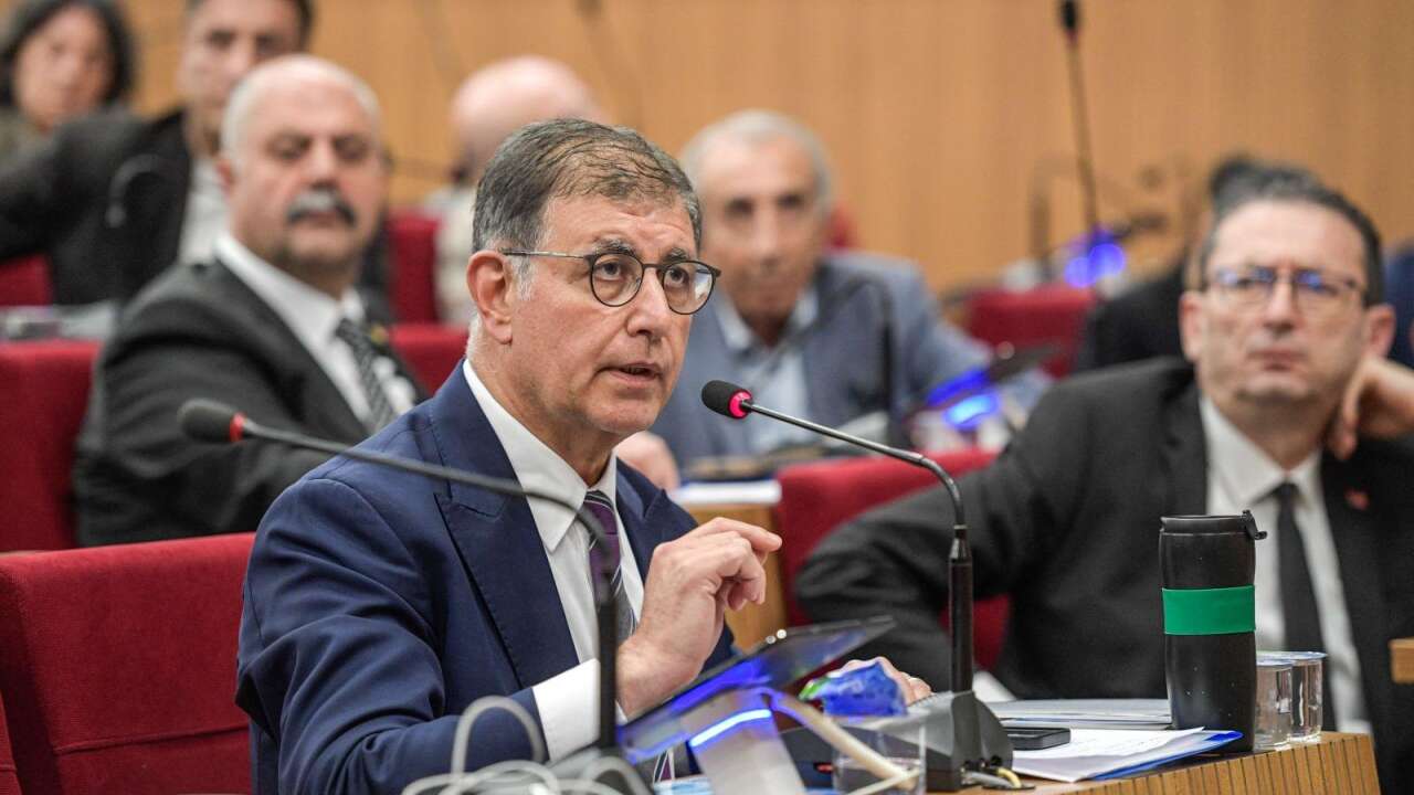 İzmir Belediye Meclisi'nde gergin anlar: AK Partililer başkan Tugay'ın üstüne yürümeye çalıştı