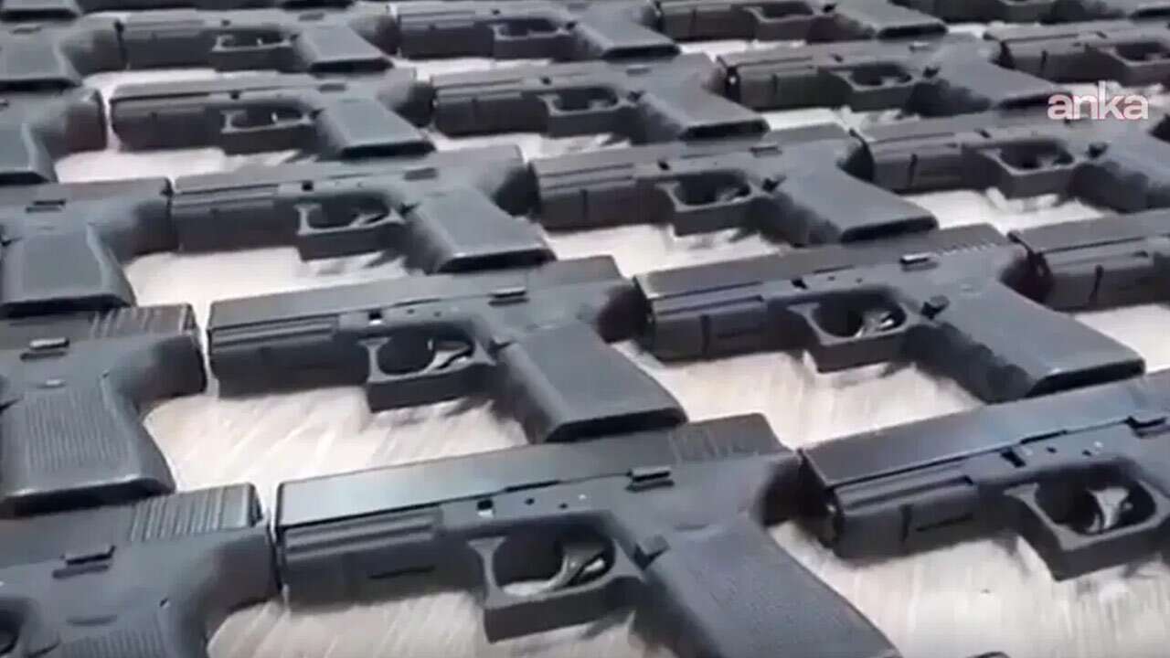 Binlerce ruhsatız silah ve tabanca parçası ele geçirildi