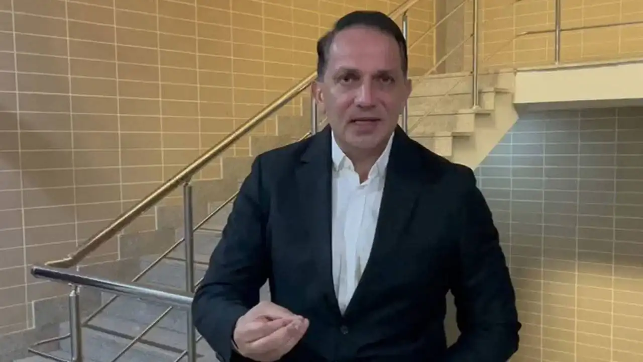 Mücahit Birinci'den AK Partili gence öğüt: Şort giyecek yaşta takım giyiyorsunuz...