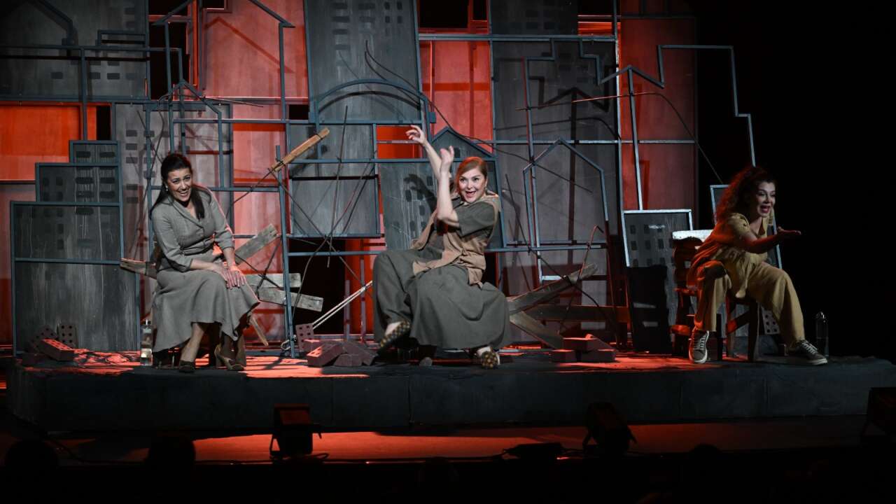 Manisa'da duygusal gece: Üç kuşak kadının hikayesi ayakta alkışlandı