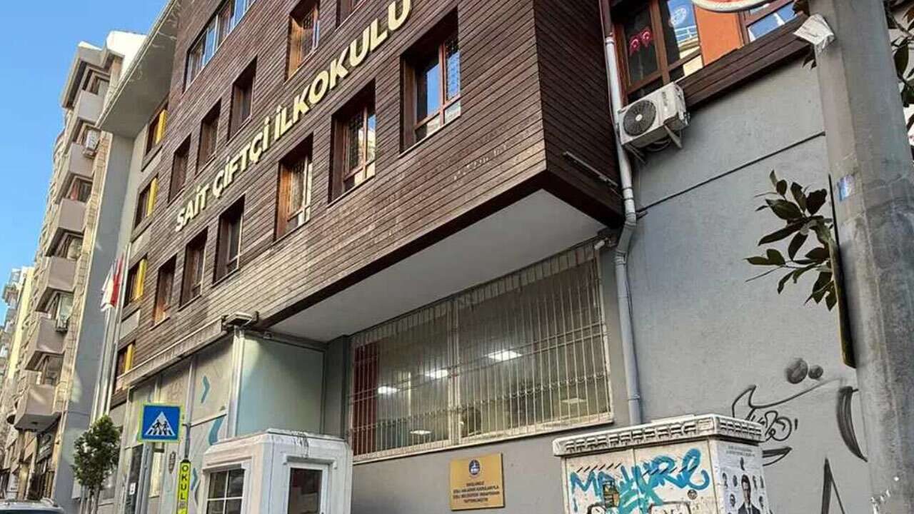 İlkokul önünde tepki çeken afiş!