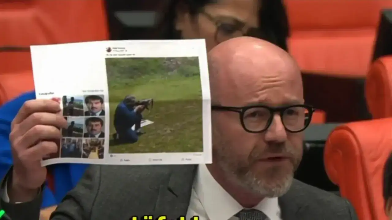 Okul saldırıları gündemdeyken: Mili Eğitim Müdürü otomatik silahla poz verdi