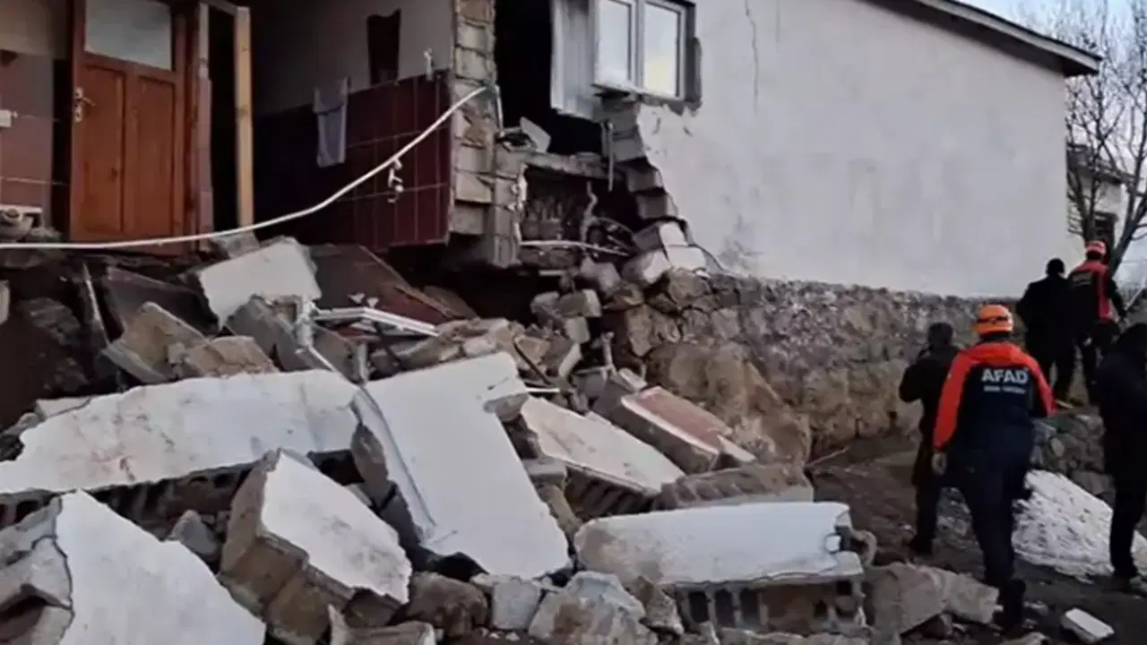 Patnos 4,3'le sallandı, evler çatladı: 'Korkudan evlerimize giremiyoruz!'