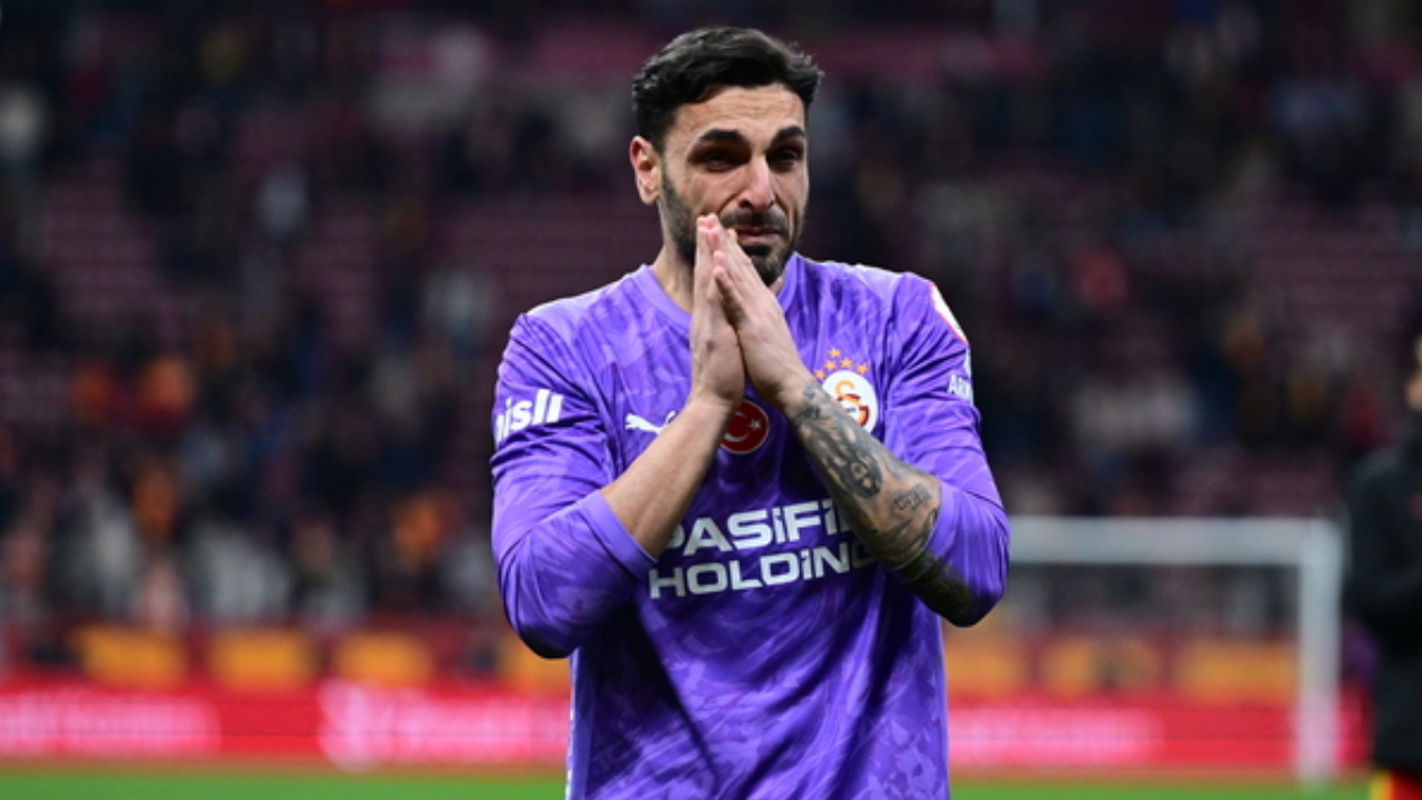 Tribünler ıslıkladı, Günay ağladı: Galatasaray'dan taraftara 'vefa' hatırlatması