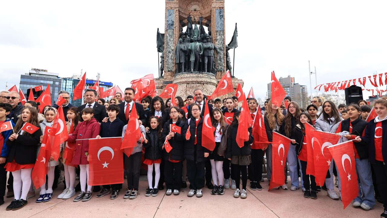 Başkanvekili Nuri Aslan’ın koltuğuna 4’üncü sınıf öğrencisi Zeynep Mira oturdu