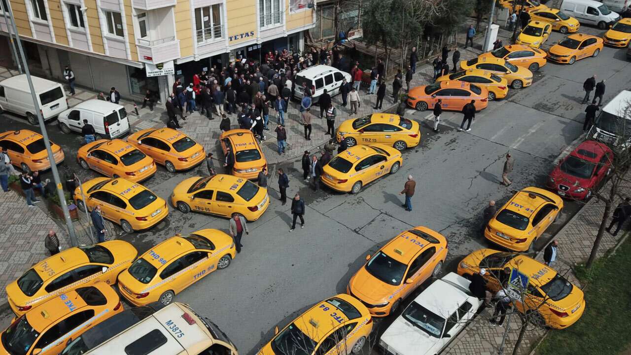 Taksiciler itiraz etti ama Şimşek düğmeye bastı