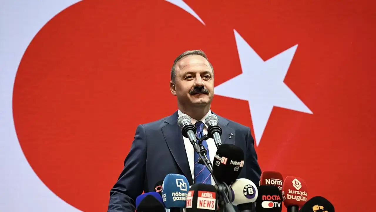 Ağıralioğlu rozetlerini taktı: Anahtar Parti'ye iki yeni katılım