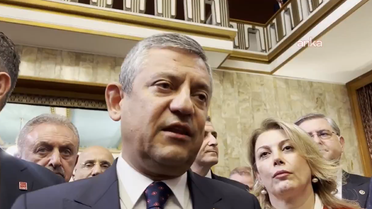 Özgür Özel, resepsiyondan Erdoğan’la görüşmeden ayrıldı: ‘Millet dik durmamızı bekliyor’