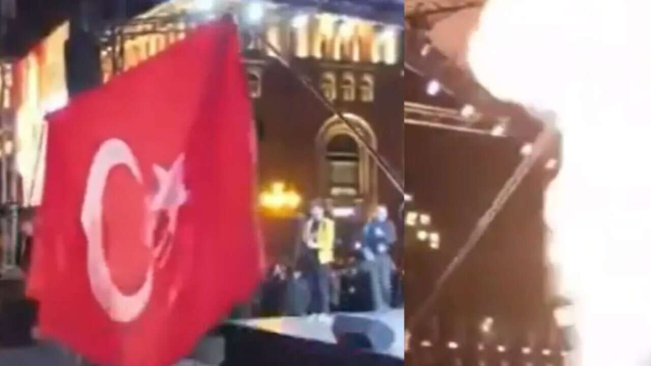 Meşaleli yürüyüş sırasında Türk bayrağı yaktılar!