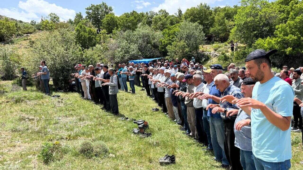 'Yağmur duası' incelemesi için üniversiteden açıklama: Sosyal medya linci kabul edilemez