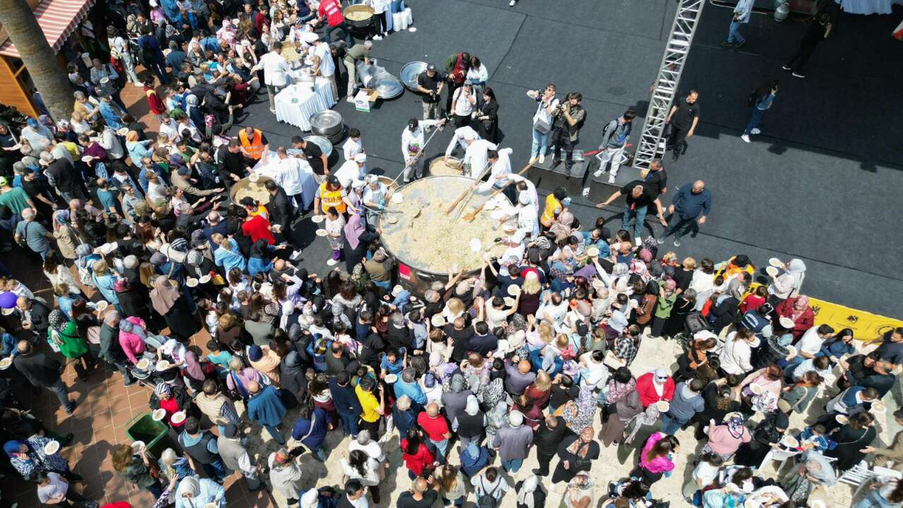 Ferdi Zeyrek anısına festivalde 5 bin kişilik pilav dağıtıldı