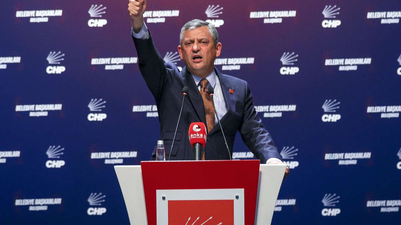 CHP yeni yol haritası için belediye başkanlarını topladı