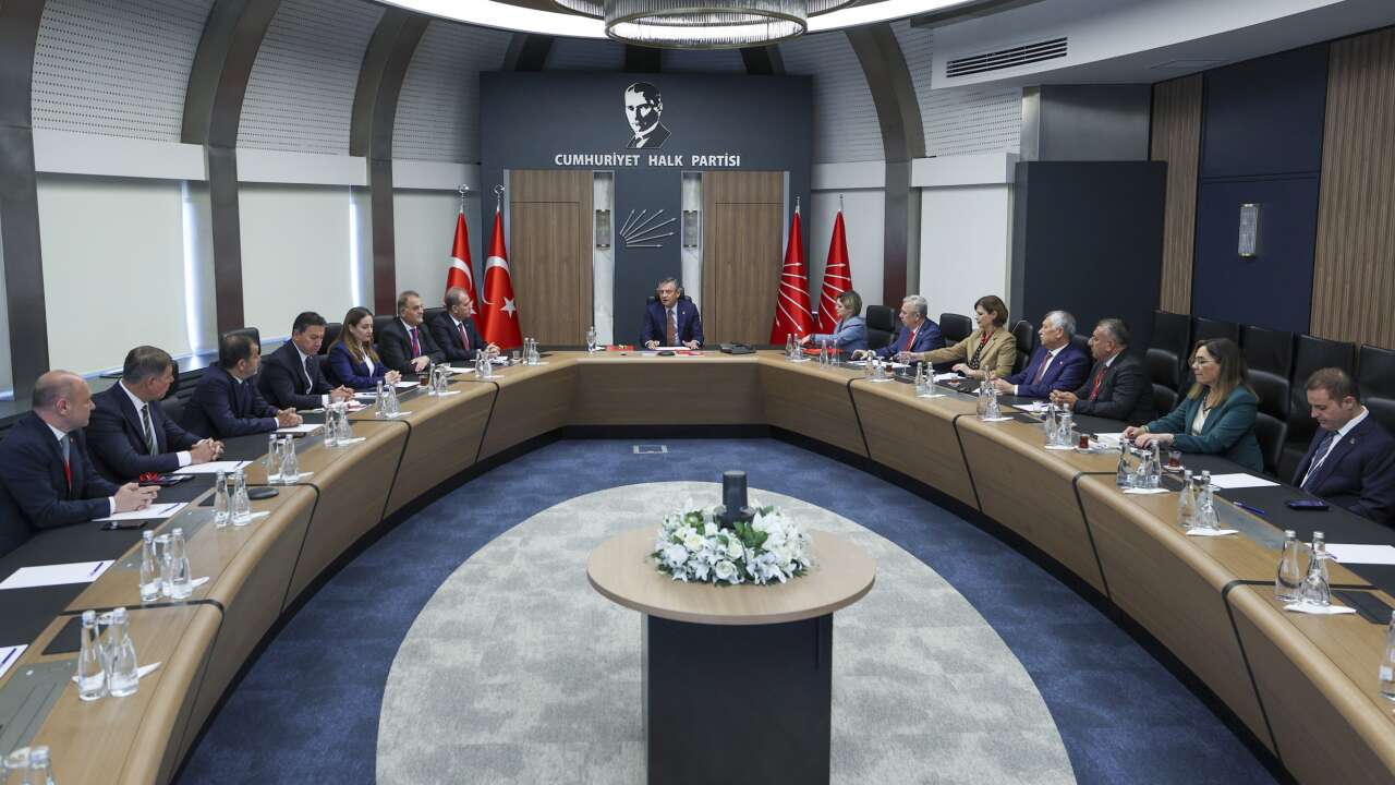 CHP’de kritik buluşma: Seçer’den dikkat çeken “en sorunlu dönem” çıkışı