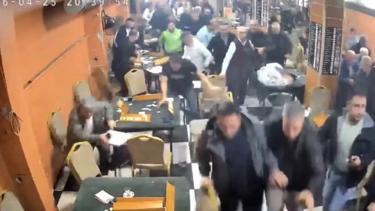 Kahvehanede 'müzikli' sarsıntı: Deprem sanıp sokağa döküldüler!