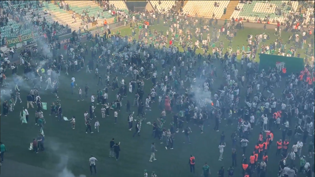 Bursaspor şampiyonluk kupasını kaldırdı; binlerce taraftar sahaya indi
