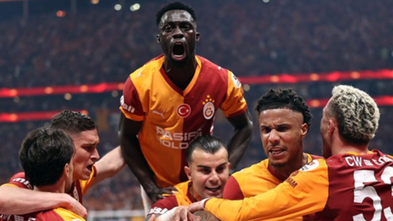 Galatasaray hem sahada hem sosyal medyada 'Oley' çekti!