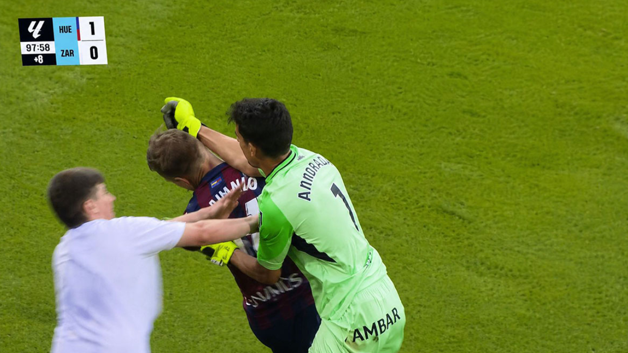 'Aragon Derbisi' değil meydan savaşı! Kaleciler birbirine girdi, saha boks ringine döndü