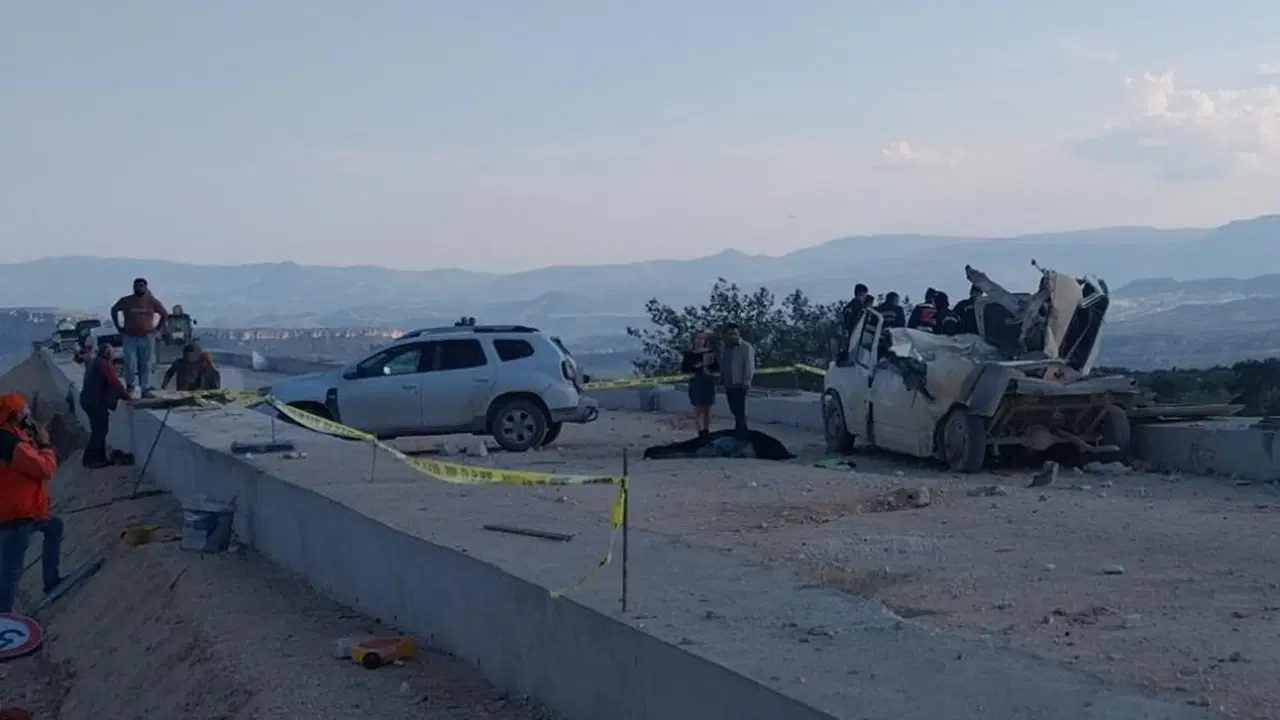 Devrilen mermerler işçi minibüsünü parçaladı! 1 ölü, 3 yaralı