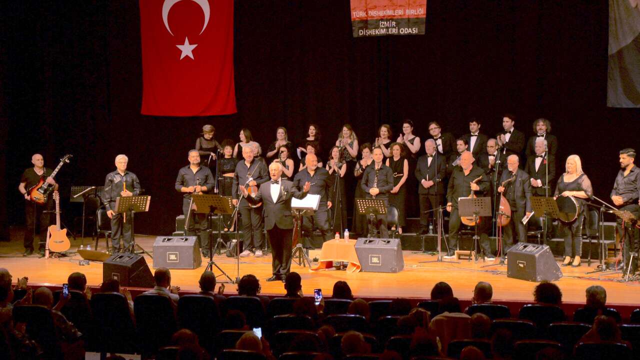 İzmir'de diş hekimleri koro kurdu, konser verdi