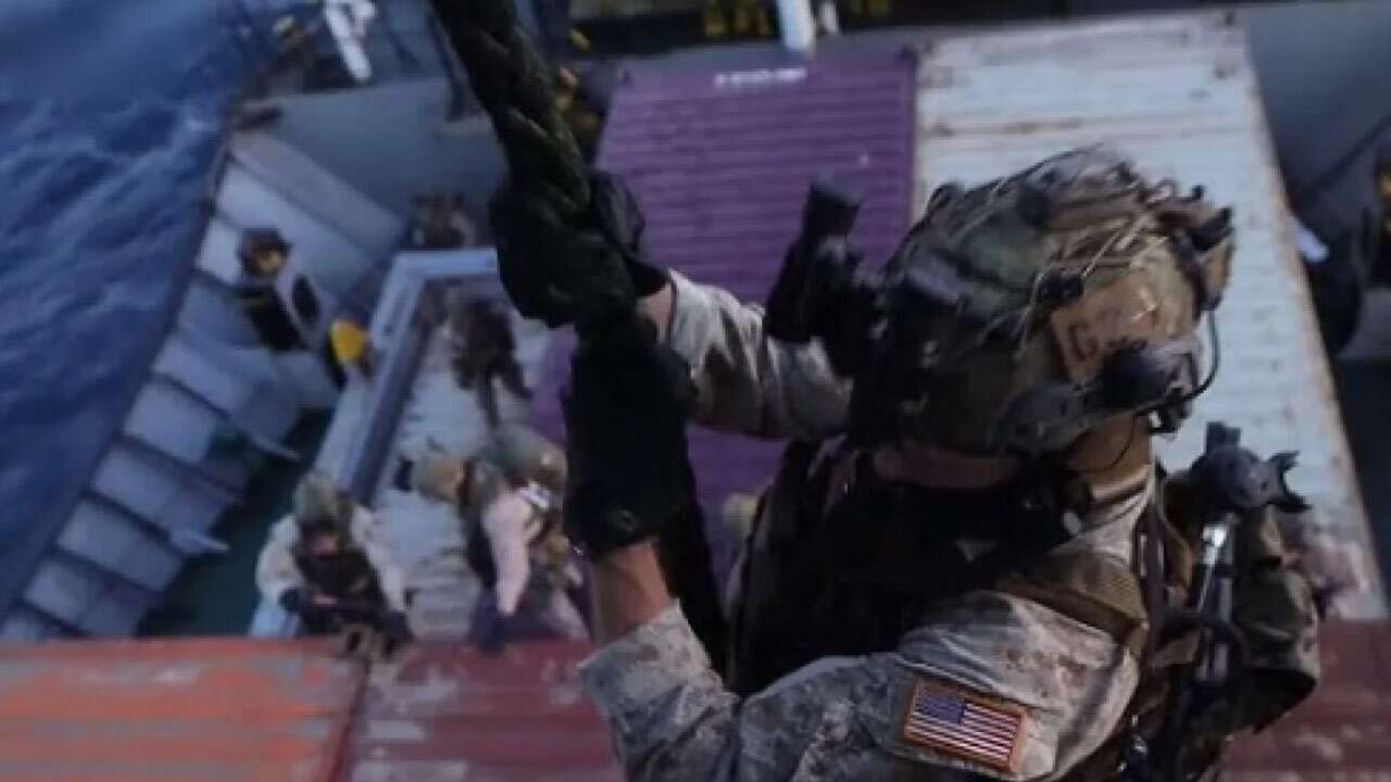 İran ablukası operasyonu: ABD askerleri gemiyi bastı