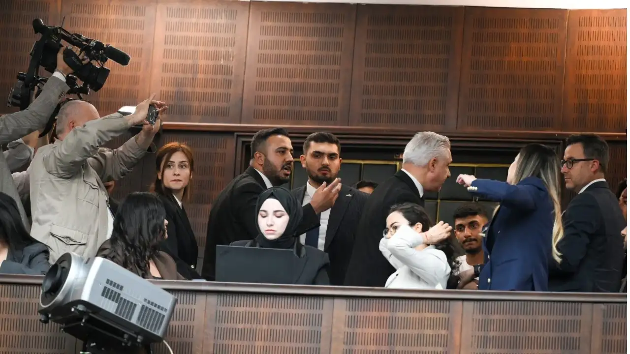 Erdoğan, basın özgürlüğü vurgulu konuşma yaptığı anda: AK Partililer ile gazeteciler arasında arbede yaşandı