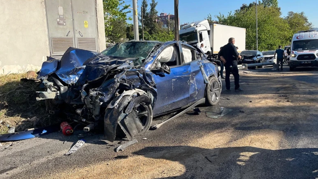 İzmir'de zincirleme kaza! TIR, 9 araca çarptı: Ölü ve yaralılar var