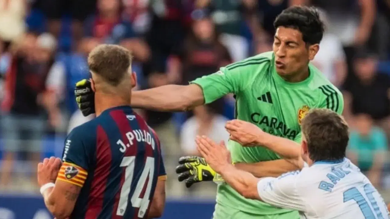 Rakibine yumruk atan kaleciye ibretlik ceza!