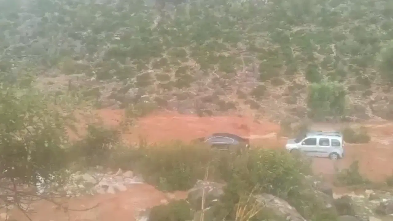 Adana'yı sağanak ve dolu vurdu: Dereler taştı, araçlar selde mahsur kaldı