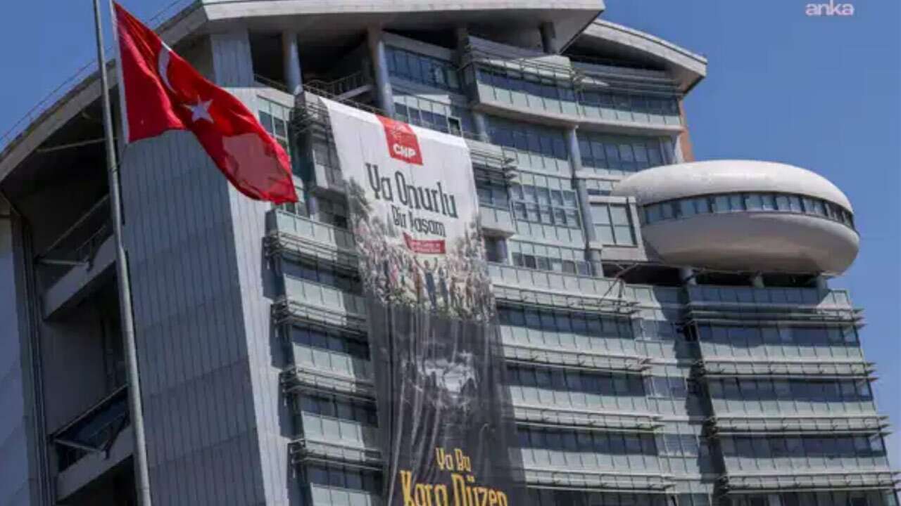 CHP Genel Merkezi'ne '1 Mayıs' afişi asıldı