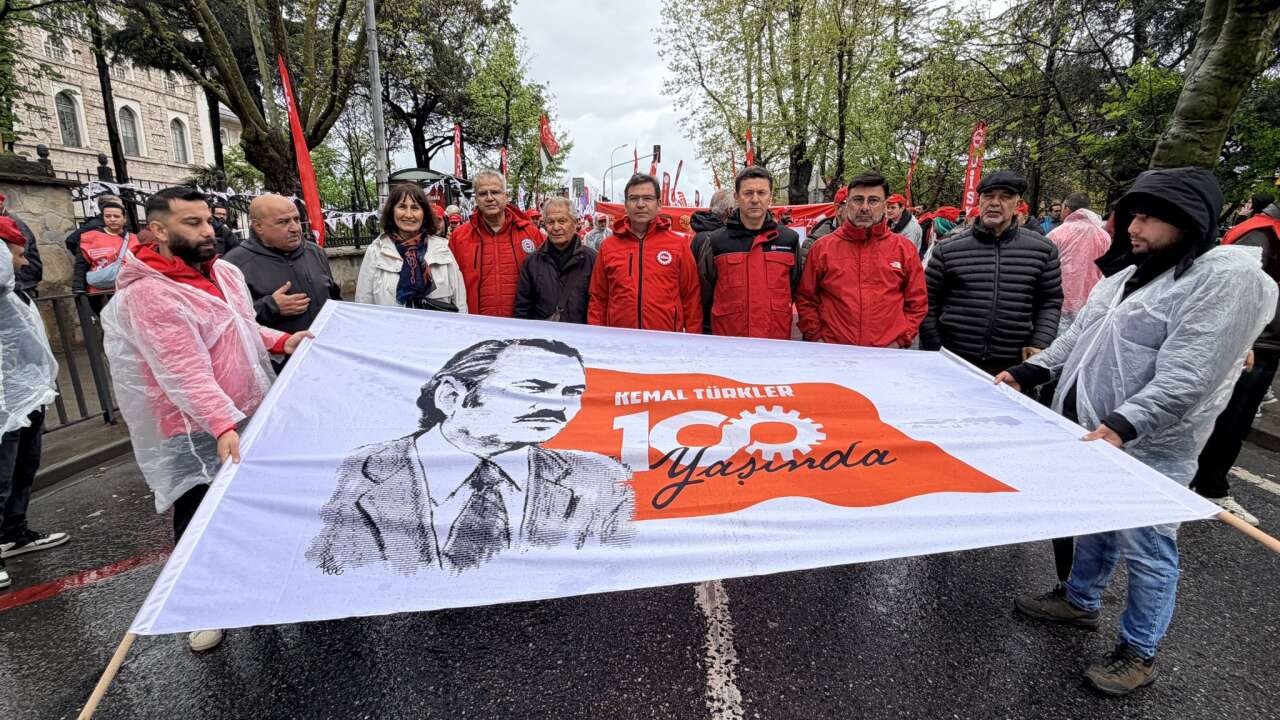 Kadıköy'de izinli 1 Mayıs kutlaması: Kortejler kuruldu, sloganlar atılıyor