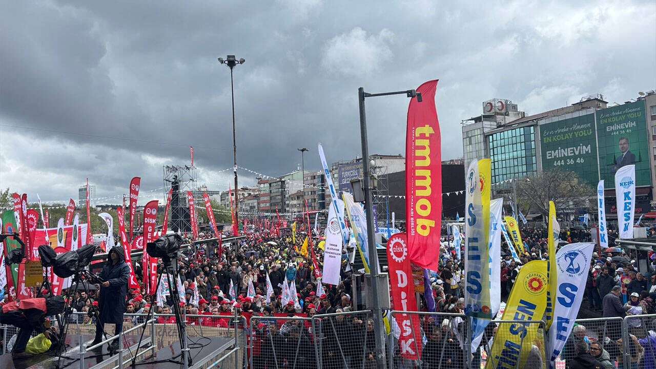 Kadıköy'de izinli 1 Mayıs kutlaması: Kortejler kuruldu, sloganlar atılıyor