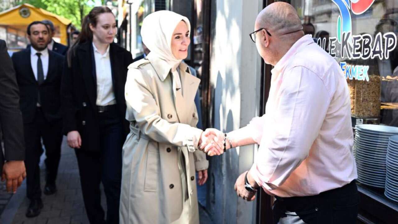 Bakan Göktaş esnaf ziyaretini Belçika'da yapınca tepkiler yükseldi