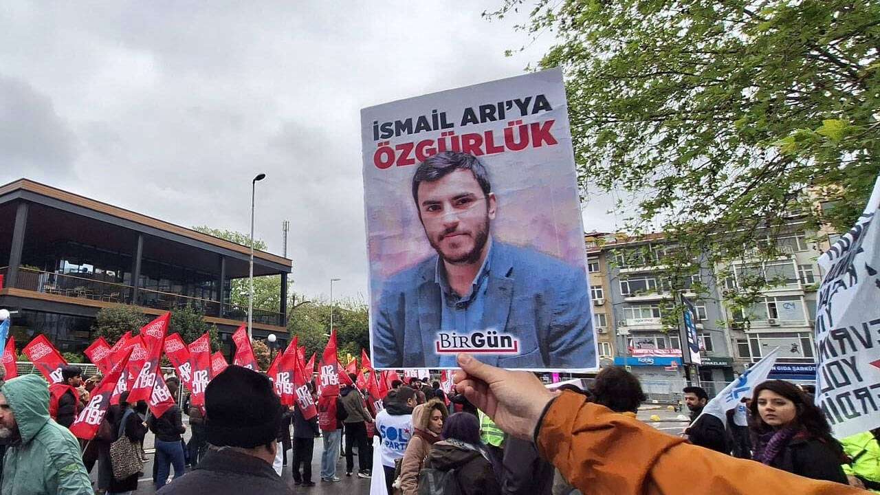 Tutuklu gazetecilerin resimleri 1 Mayıs alanlarında: Gazetecilere özgürlük talebi