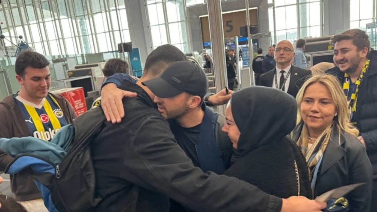 Uçaktan indi, izdihamla karşılaştı: Tedesco Almanya'da yürümekte zorlandı!